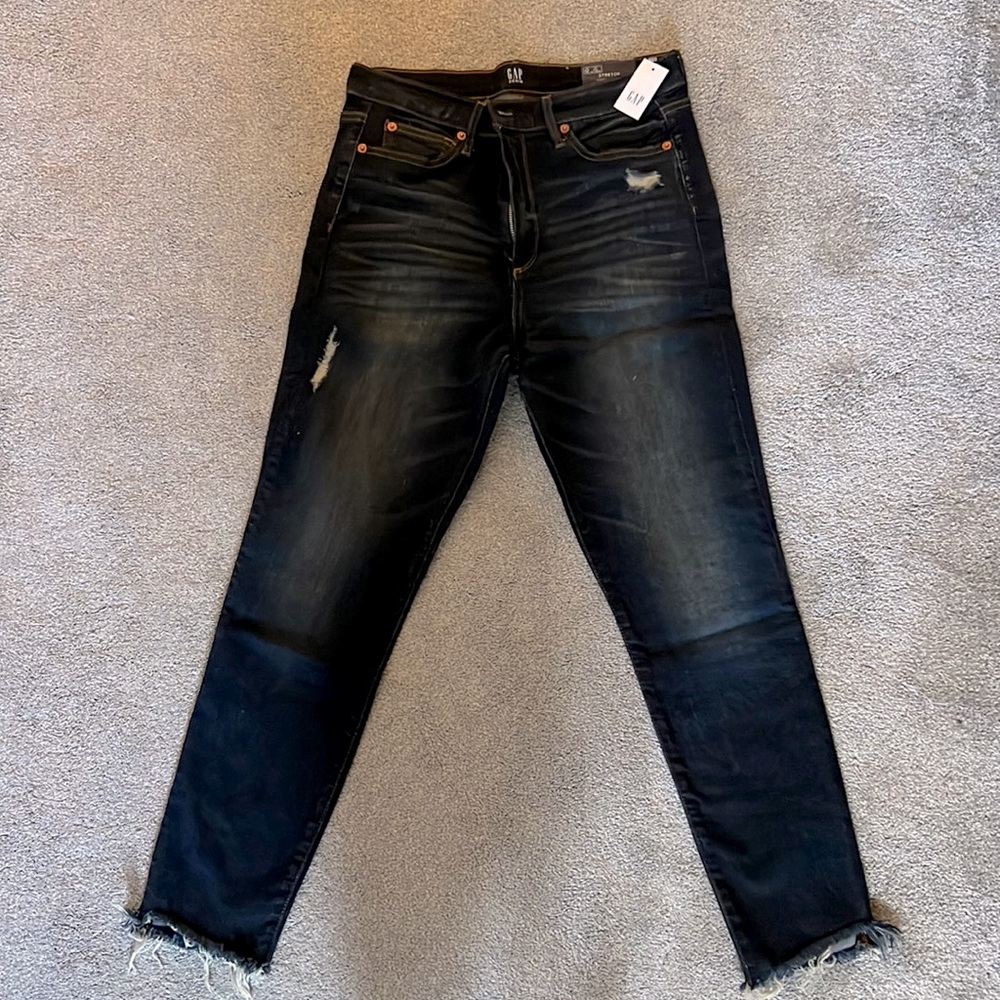 Women’s GAP high rise skinny Jean with distressed finish. Size 30 regular length
